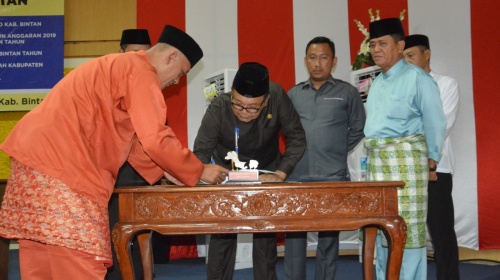 Ketua DPRD Bintan, Nesar Ahmad saat menandatangani Berita Acara Pengesahan APBD Bintan 2019