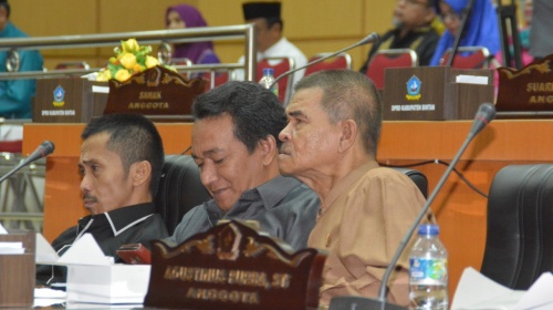 Para Anggota DPRD Bintan dan Kepala OPD Pemkab Bintan tampak serius mengikuti Paripurna Pengesahan APBD Bintan (2)