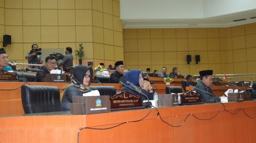 Para Anggota DPRD Bintan dan Kepala OPD Pemkab Bintan tampak serius mengikuti Paripurna Pengesahan APBD Bintan (3)