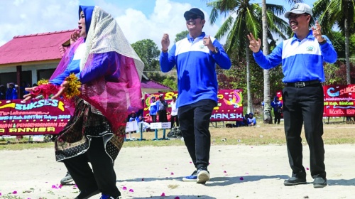 Bupati Bintan H Apri Sujadi bersama Danfasharkan Letkol Falatehan bergoyang bersama kader Posyandu.