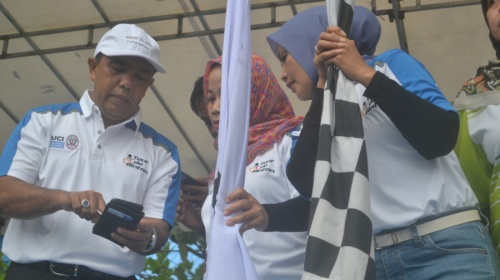 Kadisbudpar Bintan Rudi Kadisbudpar Bintan dan Titik Lestari dari Kemenpar RI melepas peserta Tour de Bintan 2019, di Simpang Lagoi.