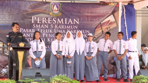 2. Gubernur Kepri H Nurdin Basirun saat berdialog dengan perwakilan para siswa.