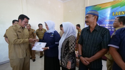 Bupati Bintan H Apri Sujadi menyerahkan bantuan operasional RT/RW.