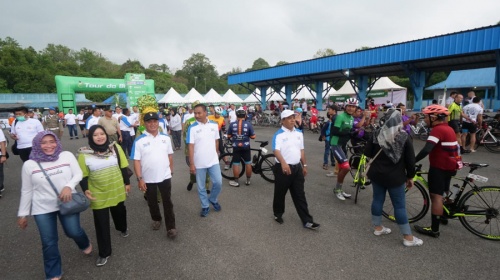 Wakil Bupati Bintan H Dalmasri Syam dan Kadisbudpar Wan Rudi Iskandar mengecek venue dan tenda persiapan panitia.