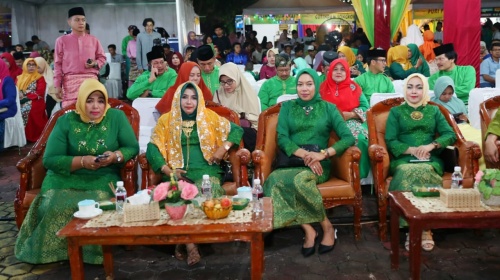 Dari kiri, Juwariyah Syahrul, Hj Rahma dan para tamu undangan.