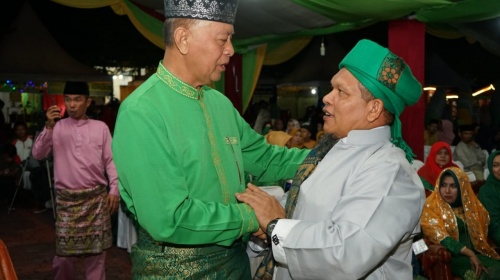 H Syahrul bersalaman dengan Ustad Abdul Wahab Sinambela