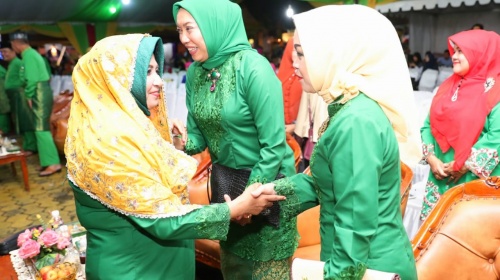 Wakil Walikota Tanjunginang Hj Rahma bersalaman dengan para tamu undangan.