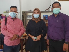 Rini Pratiwi bersama kuasa hukumnya Reza Nurul Ichsan SH dan DR Muhammad Ridwan Lubis SH, M.hum