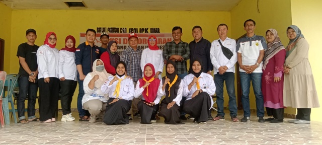 Foto bersama usai menggelar aksi donor darah di gedung Balai Pemuda dan Seni Ikatan Pemuda Kecamatan Ungar, Sabtu (4/2/2023).F-Raja J