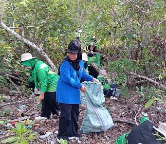Camat Jemaja Timur Ajak Masyarakat Jaga Laut Lewat Aksi Bersih Pantai